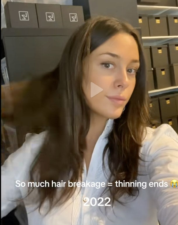 Still uit Niki's TikTok: haar haar in 2022, met veel breakage en dunne punten